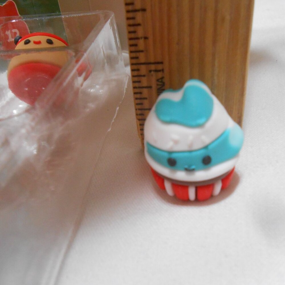 SQUISHMALLOWS MICROMALLOWS 12 PCS CHRISTMAS ADVENT HOLIDAY CALENDAR BOX 🎄👸👦 - Picture 8 of 14